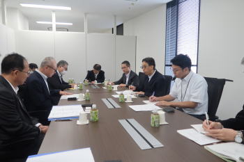 意見交換の様子（須藤中企庁長官（奥中）と山口会長（手前中））