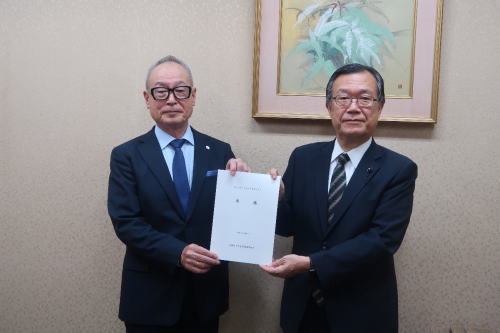 木藤俊郎団長（右）と山口会長