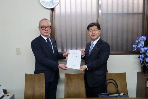 里見隆治代表(右)と山口会長