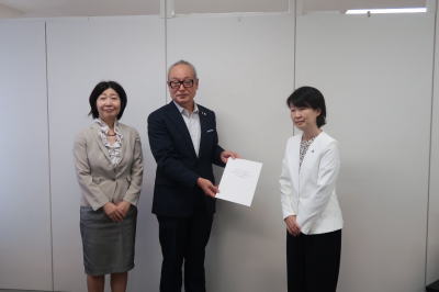 （左から）小林洋子愛知労働局長、山口会長、古瀬陽子愛知県副知事