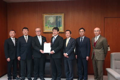 川嶋議長(中央)・南部副議長(右から3人目)と中央会正副会長