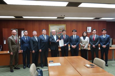 島倉団長(右から5人目)始め県議団役員、日高経済労働委員長(一番右)と中央会正副会長