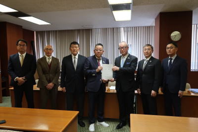 朝倉幹事長（中央）、森井前団長（一番左）と中央会正副会長