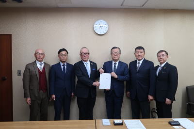 木藤団長（右から３人目）と中央会正副会長