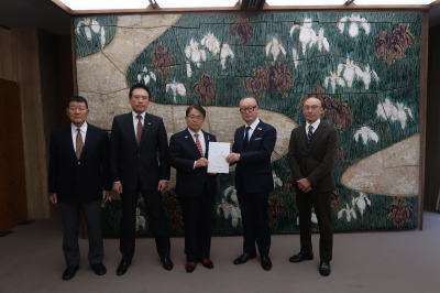 大村愛知県知事(中央)と中央会正副会長