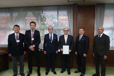 寺村中部経済産業局長(右から3人目)と中央会正副会長
