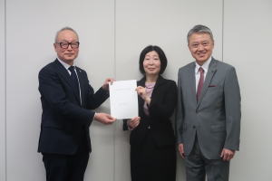 山口会長(左)、愛知労働局小林局長(中)、愛知県古本副知事(右)