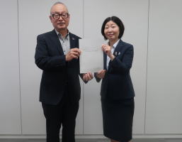 山口会長（左）と愛知労働局小林局長（右）